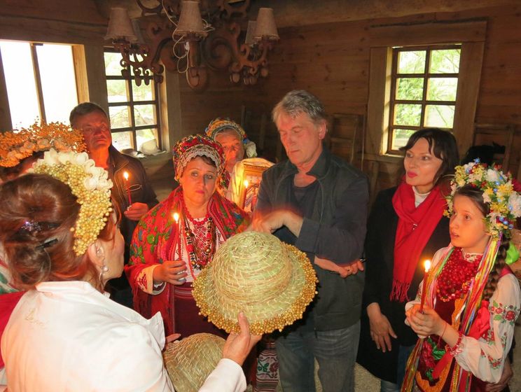 Ющенко торгует вышиванками на блошином рынке в Киеве &ndash; соцсети