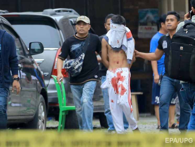 В Индонезии террорист устроил взрыв в церкви и пытался зарубить священника топором