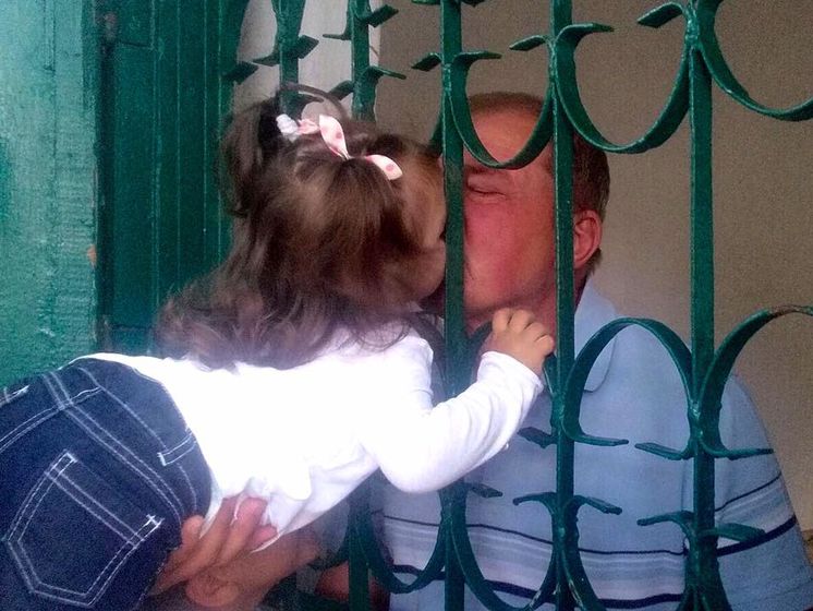 Дочь Умерова: Привезли к нему малышей, но их не пустили, как и в прошлый раз. Они обнимают дедушку через решетку