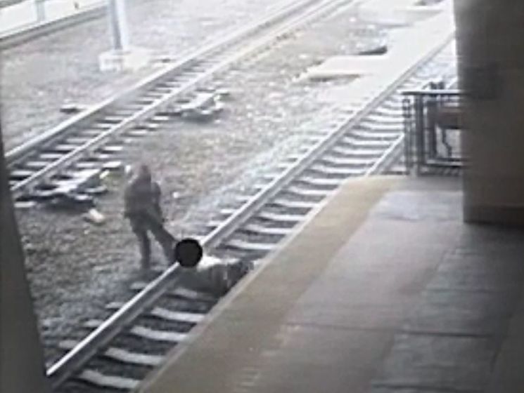 В Нью-Джерси полицейский вытащил мужчину из-под колес поезда. Видео