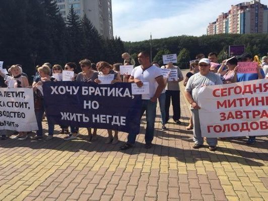 Обманутые дольщики из Ставрополя пригрозили голодовкой и пообещали пешком дойти до Путина