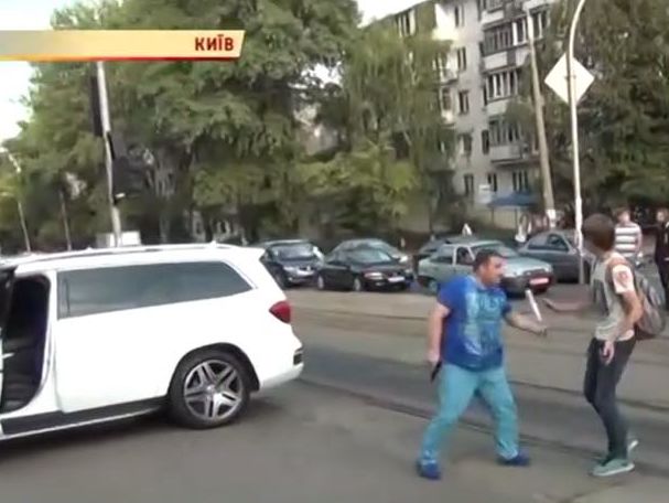Антон Геращенко: Дебоширу на белом Mercedes Маркаряну, который дубинкой избил активиста, предъявлено подозрение