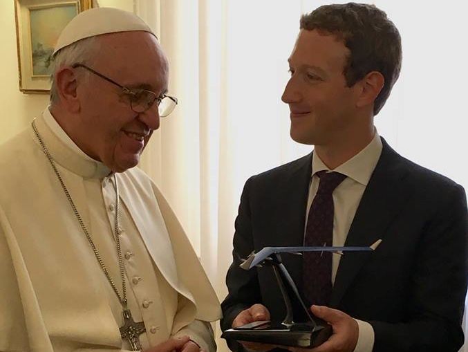 Цукерберг встретился с папой римским и подарил ему модель Facebook-дрона