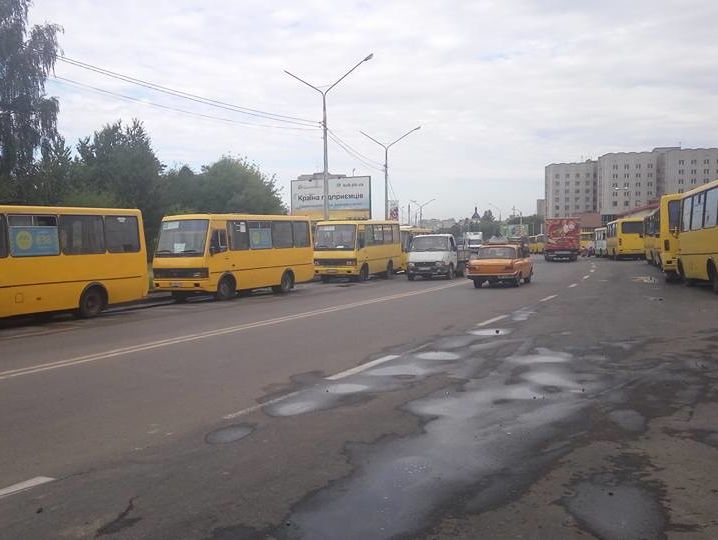Горсовет: Во Львове бастовали водители маршруток, не выехали 45 машин