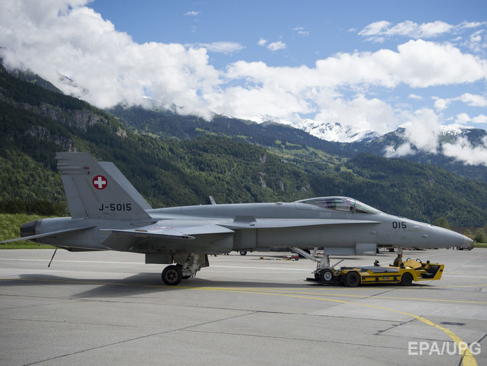 В Альпах нашли обломки швейцарского истребителя, поиски пилота продолжаются