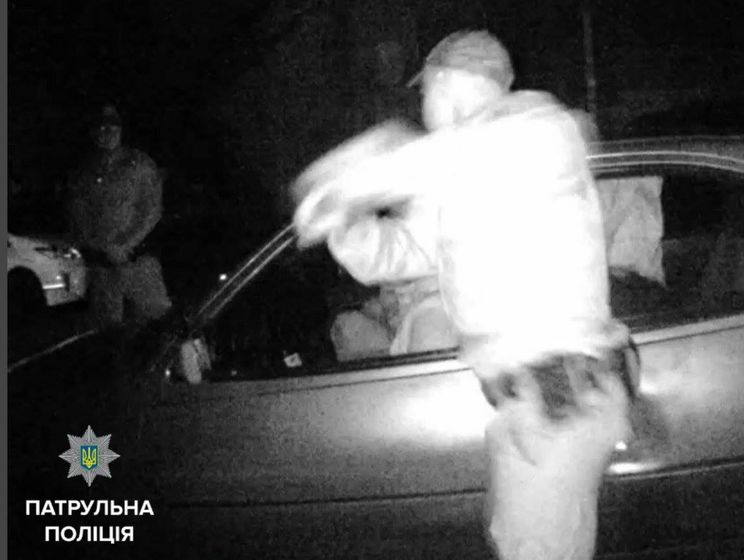В Киеве патрульный разбил стекло автомобиля, чтобы достать водителя с признаками наркотического опьянения