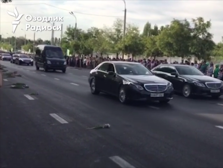 Во время проезда траурного кортежа с телом Каримова люди плакали и бросали на дорогу цветы