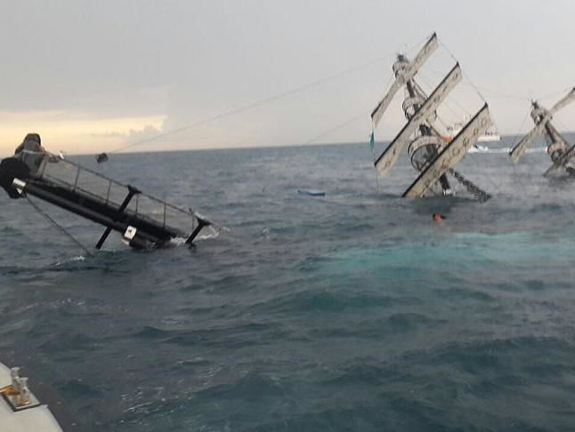 У берегов Антальи перевернулось прогулочное судно, двое пропали без вести