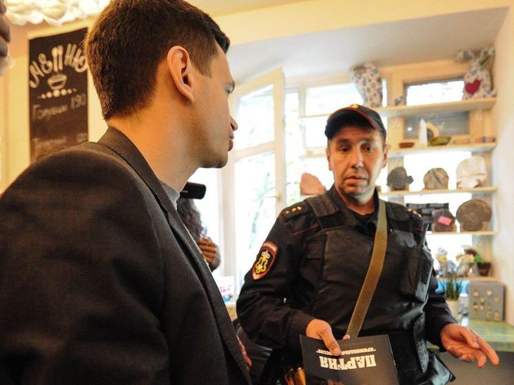 Яшин рассказал, что на презентацию его доклада пришли полицейские с автоматами, которым сообщили о "собрании экстремистов"