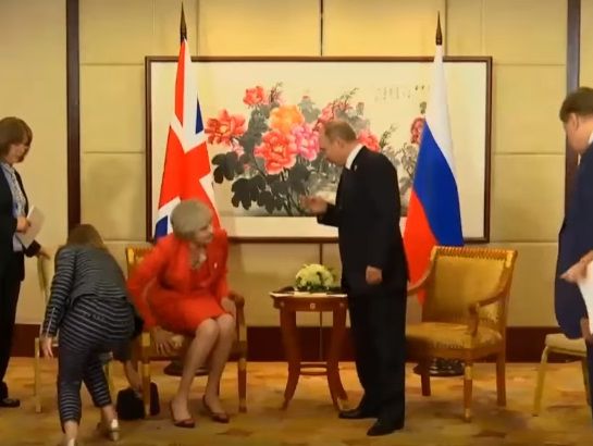 На саммите G20 Путин остался стоять с протянутой рукой, не дождавшись рукопожатия с Мэй. Видео