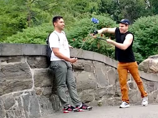 YouTube-блогер уничтожает селфи-палки туристов в Нью-Йорке. Видео