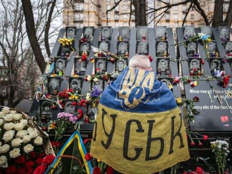 В Киеве почтили героев Небесной сотни и зажгли лучи достоинства. Фоторепортаж