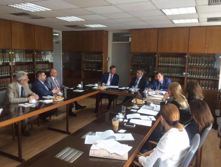 Луценко во время поездки на Кипр включил в состав делегации нардепа, которого в СМИ называют "куратором силового блока"