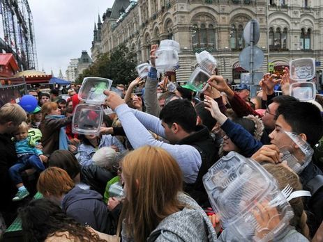 Невзоров о раздаче греческого салата в Москве: Слава Богу, теперь у России есть в чем полежать лицом