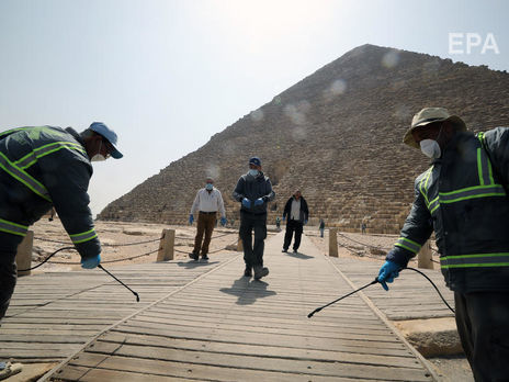 В Египте дезинфицируют пирамиды. Фоторепортаж