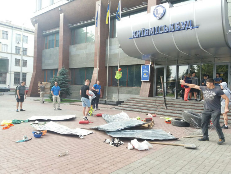 "Азов" заблокировал офис "Киевгорстроя" после столкновений на стройке в Святошинском районе Киева