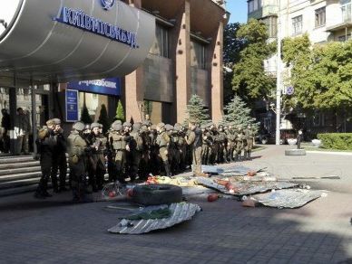 В Киеве правоохранители оттеснили блокирующих "Киевгорстрой" азовцев и взяли здание под охрану