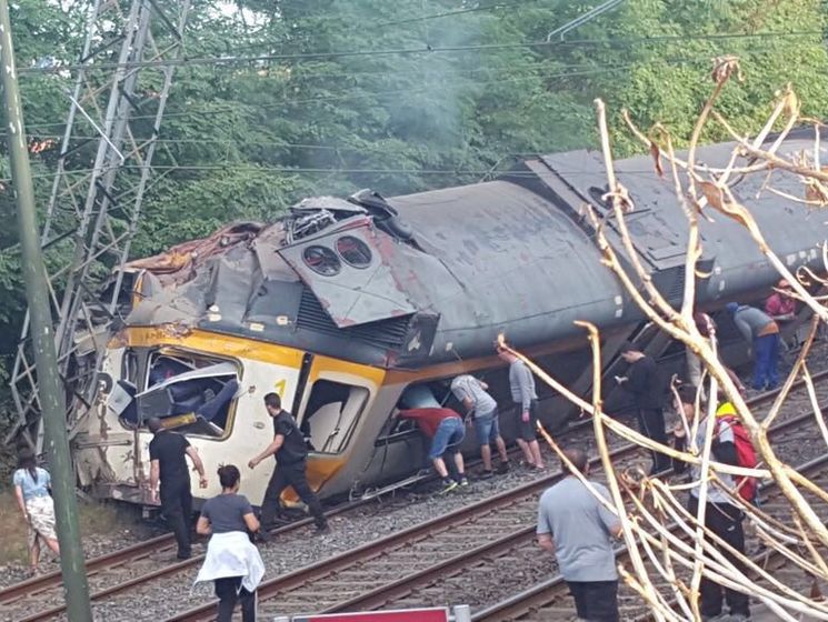 Пассажирский поезд сошел с рельсов на севере Испании, погибли четыре человека