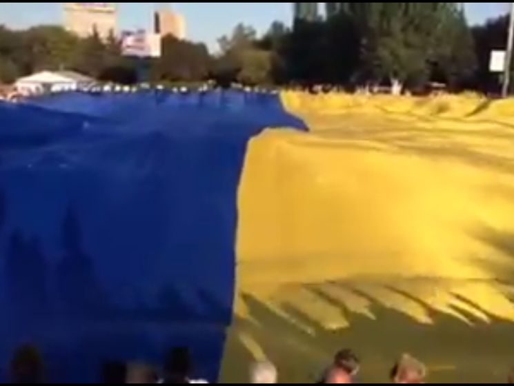 В Мариуполе развернули огромный флаг Украины. Видео