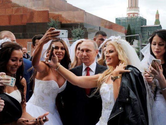 "Не до женихов, если мимо проходит Путин". В Москве невесты устроили селфи с президентом РФ. Видео