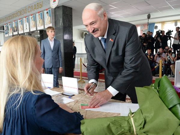 Лукашенко заявил, что судьба Беларуси &ndash; быть мостом между монстрами, Евросоюзом и Россией