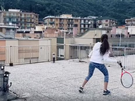 Из-за коронавируса итальянские теннисистки сыграли на крышах двух домов. Видео
