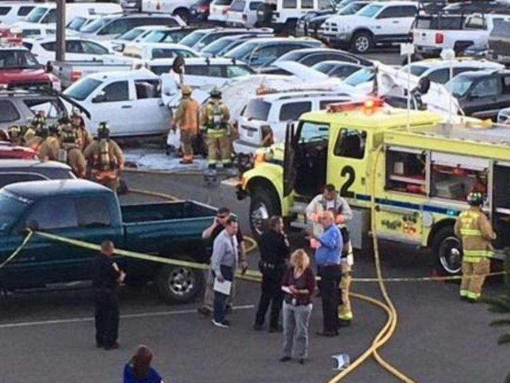 В США самолет упал на автостоянку аэропорта, трое погибших