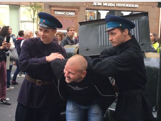 Журналист: На день города в Москве "заламывали руки всем желающим"