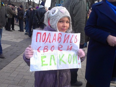 Митингующих призывают не расходиться с Михайловской площади