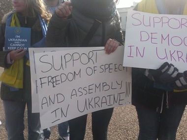 У Белого дома митингующие требуют санкций против Януковича