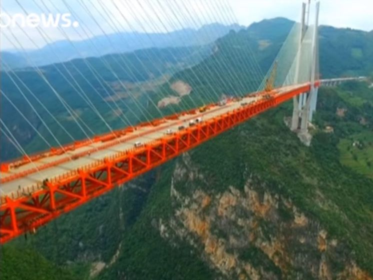 В Китае открыли самый высокий мост в мире. Видео