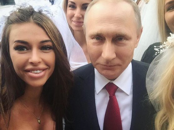 "Невесты", с которыми Путин фотографировался на Красной площади, оказались подставными моделями &ndash; СМИ