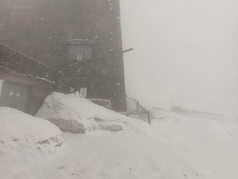 Гору Поп Иван в Карпатах замело снегом