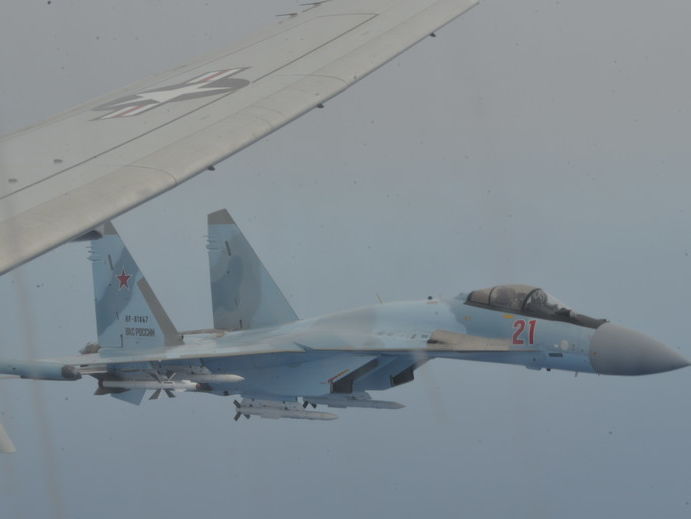 ВМС США показали "опасный и непрофессиональный" перехват их самолета российскими истребителями