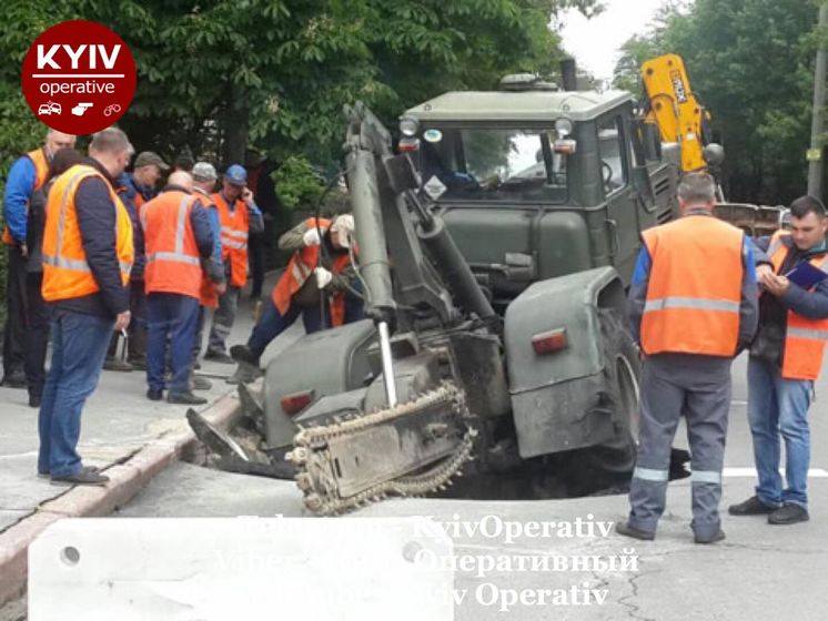 В Киеве на улице Предславинской трактор провалился под землю