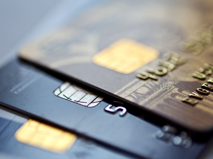 В НБУ рассказали, можно ли отказаться от кредитной карты, которую банк выдает вместе с зарплатной