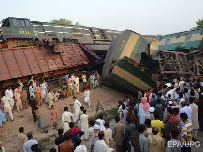 В Пакистане столкнулись поезда, погибли шесть человек, более 90 ранены