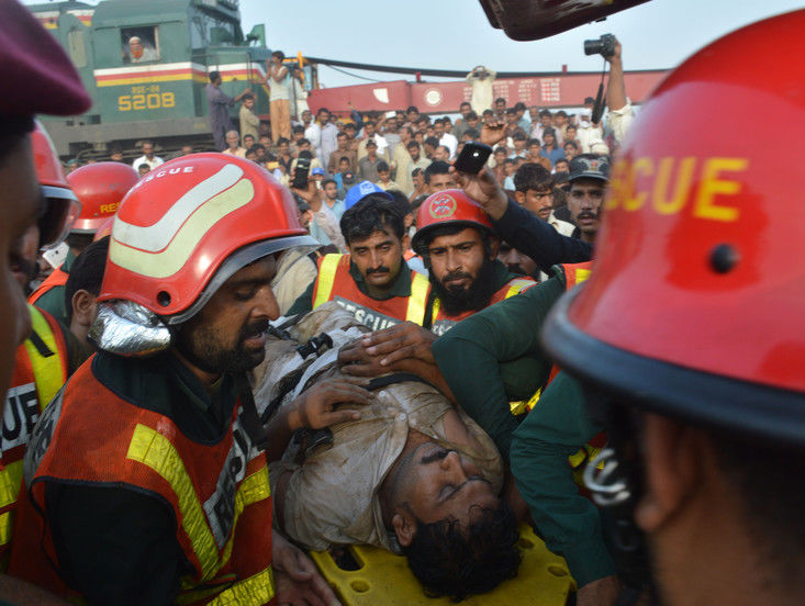 Власти Пакистана заявили, что столкновение поездов произошло из-за самоубийцы