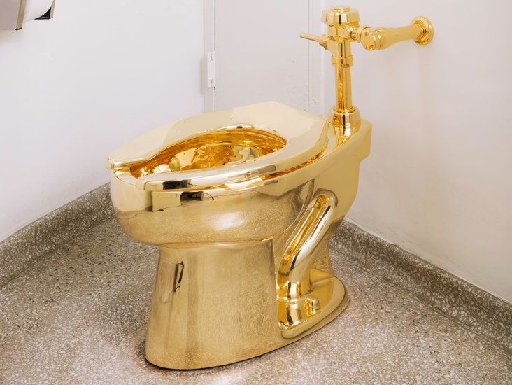 В музее Нью-Йорка появился золотой унитаз
