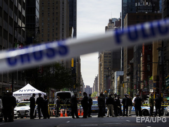 В центре Нью-Йорка на полицейского напал мужчина с ножом для резки мяса