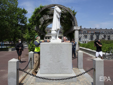 В США протестующие надругались над памятниками Колумбу