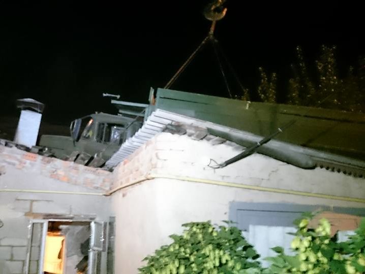 В Харькове грузовик въехал на крышу частного дома