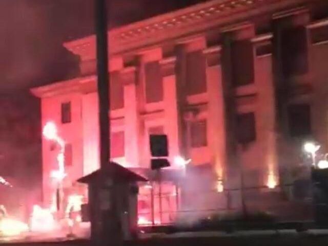 Посольство России в Киеве ночью забросали фейерверками