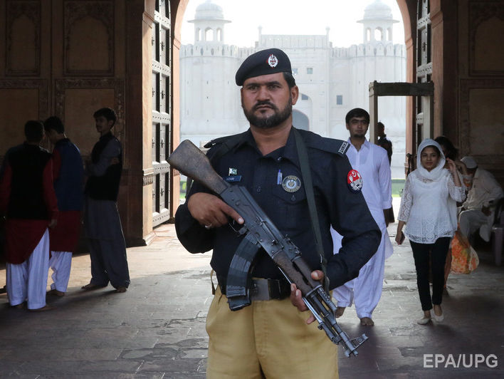 В Пакистане смертник подорвал себя в мечети, 28 погибших
