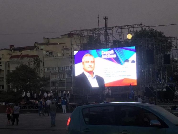 Полозов: В Симферополе власти организовали концерт в центре города в пятницу в 4 часа дня, перекрыв весь дорожный трафик