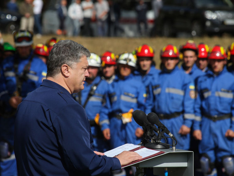 Порошенко анонсировал повышение зарплат украинским спасателям