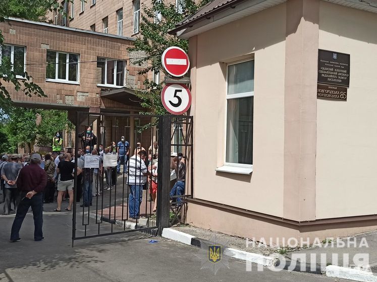 В Харькове чернобыльцы заблокировали больницу из-за приема больных COVID-19. Во время столкновений пострадало двое полицейских