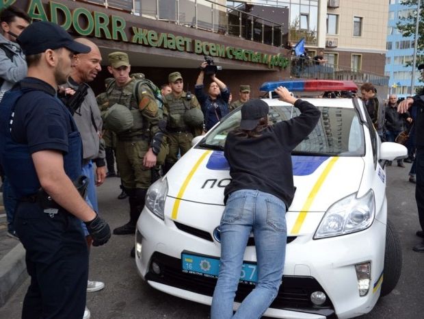 Полиция: После столкновений возле генконсульства РФ в Одессе задержаны четверо правонарушителей