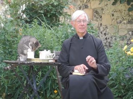 Во время проповеди священника Кентерберийского собора Британии кот пил молоко из его молочника. Видео