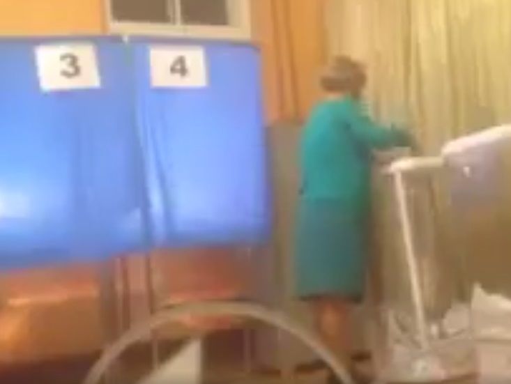 Блогер Адагамов опубликовал кадры вброса бюллетеней на выборах в Госдуму РФ в Белгороде. Видео